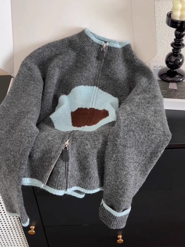 Cardigan tricotat cu fermoar, stil coreean, culoare contrastantă, guler rotund, mâneci lungi.