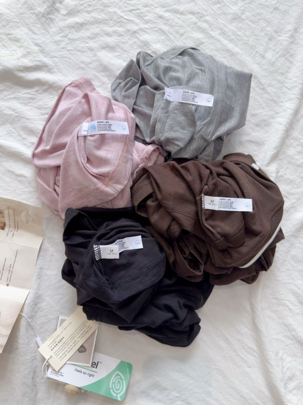 Cardigan od Lyocell-vune, tan pleteni materijal, okrugli ovratnik, dugi rukavi, jednoredno kopčanje; Lyocell 30–50%, vuna <30%