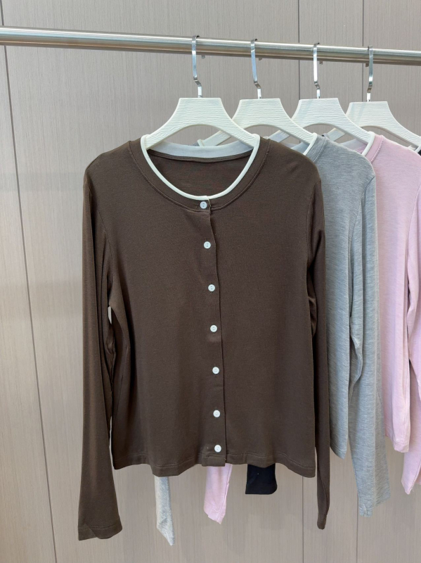 Cardigan od Lyocell-vune, tan pleteni materijal, okrugli ovratnik, dugi rukavi, jednoredno kopčanje; Lyocell 30–50%, vuna <30%