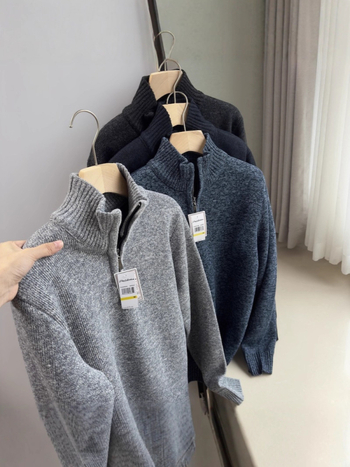 Muški pleteni džemper s stojećim ovratnikom i polu-zipom, iznutra fleece, mješavina poliestera, rebrasti donji rub, 60% poliester