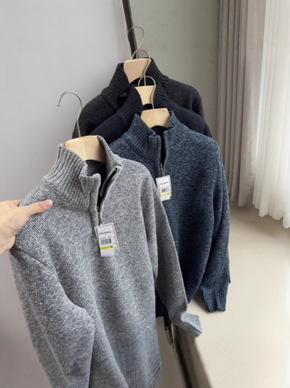 Muški pleteni džemper s stojećim ovratnikom i polu-zipom, iznutra fleece, mješavina poliestera, rebrasti donji rub, 60% poliester