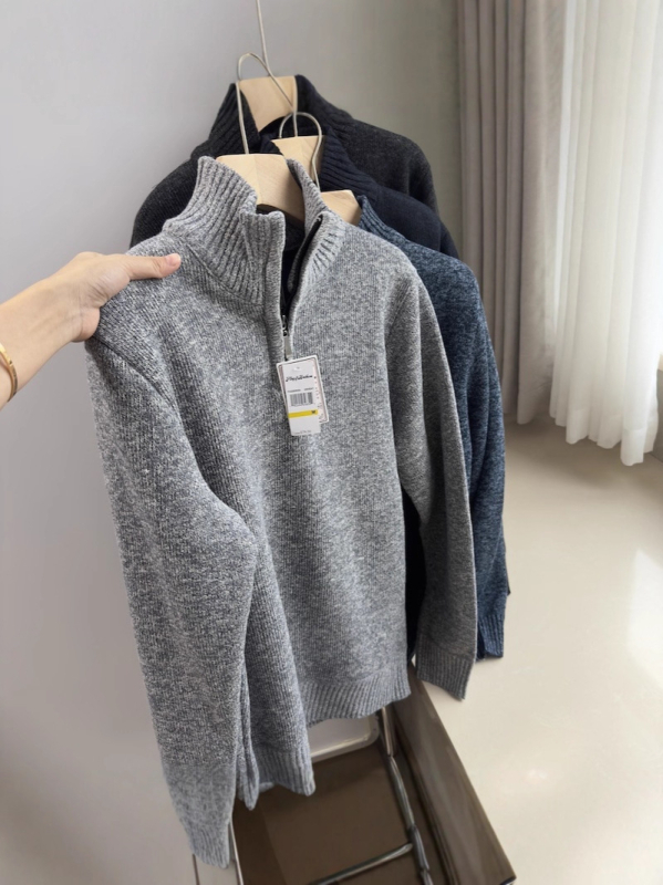 Muški pleteni džemper s stojećim ovratnikom i polu-zipom, iznutra fleece, mješavina poliestera, rebrasti donji rub, 60% poliester