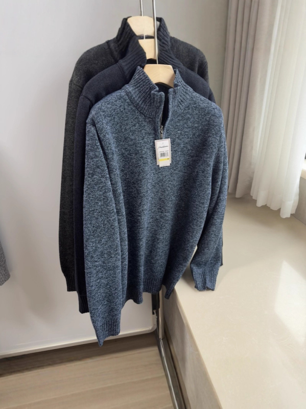 Muški pleteni džemper s stojećim ovratnikom i polu-zipom, iznutra fleece, mješavina poliestera, rebrasti donji rub, 60% poliester