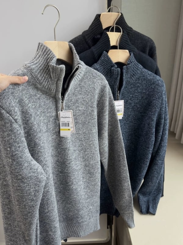 Muški pleteni džemper s stojećim ovratnikom i polu-zipom, iznutra fleece, mješavina poliestera, rebrasti donji rub, 60% poliester