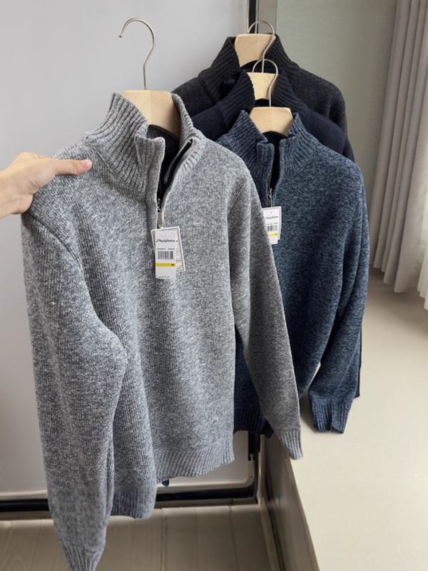 Muški pleteni džemper s stojećim ovratnikom i polu-zipom, iznutra fleece, mješavina poliestera, rebrasti donji rub, 60% poliester