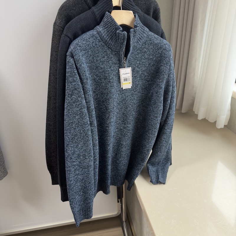 Muški pleteni džemper s stojećim ovratnikom i polu-zipom, iznutra fleece, mješavina poliestera, rebrasti donji rub, 60% poliester