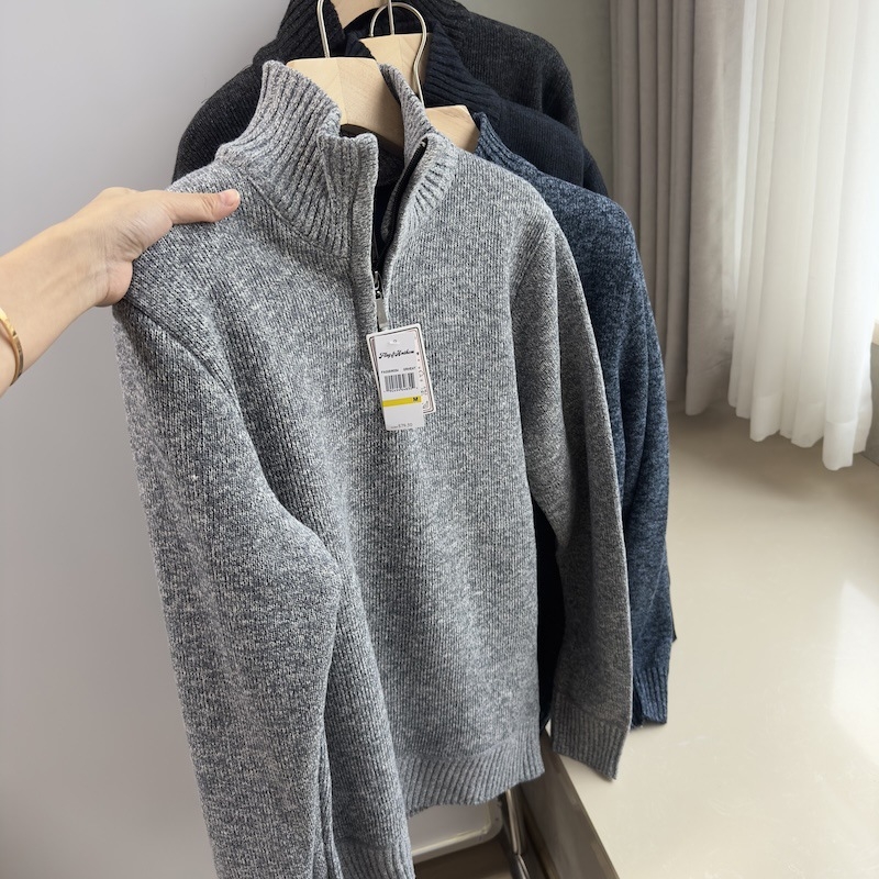 Muški pleteni džemper s stojećim ovratnikom i polu-zipom, iznutra fleece, mješavina poliestera, rebrasti donji rub, 60% poliester