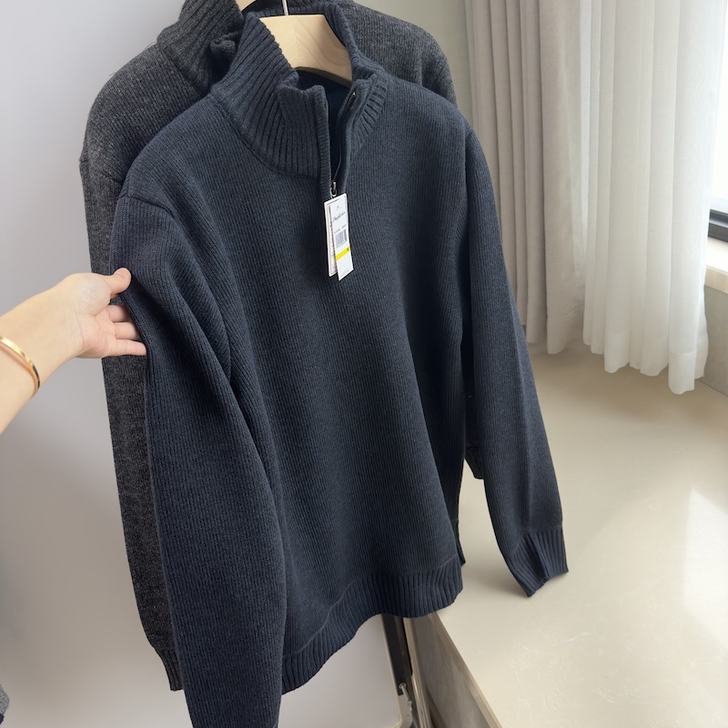 Muški pleteni džemper s stojećim ovratnikom i polu-zipom, iznutra fleece, mješavina poliestera, rebrasti donji rub, 60% poliester