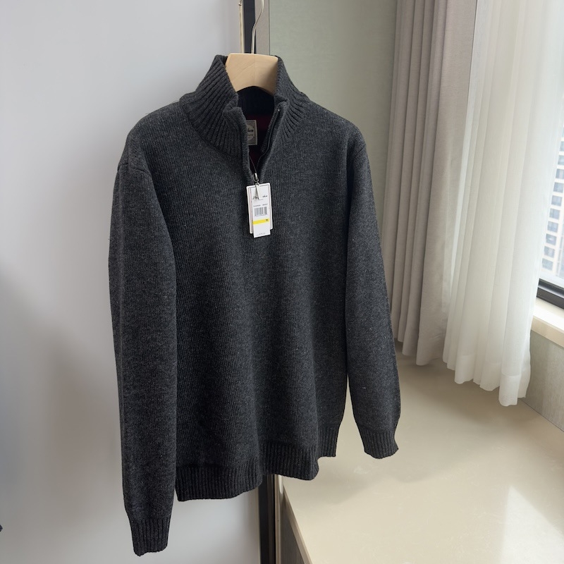 Muški pleteni džemper s stojećim ovratnikom i polu-zipom, iznutra fleece, mješavina poliestera, rebrasti donji rub, 60% poliester