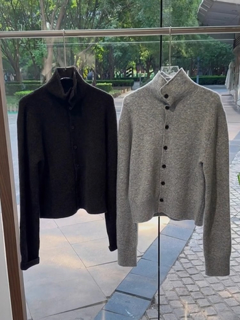Ženski pleteni kardigan s visokim ovratnikom, kopčanje u jednom redu s više kopči, slobodan kroj, dugi rukavi, srednja gustoća, viskozno-nylon smjesa