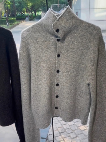 Ženski pleteni kardigan s visokim ovratnikom, kopčanje u jednom redu s više kopči, slobodan kroj, dugi rukavi, srednja gustoća, viskozno-nylon smjesa