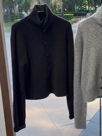 Ženski pleteni kardigan s visokim ovratnikom, kopčanje u jednom redu s više kopči, slobodan kroj, dugi rukavi, srednja gustoća, viskozno-nylon smjesa