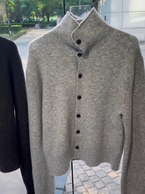 Ženski pleteni kardigan s visokim ovratnikom, kopčanje u jednom redu s više kopči, slobodan kroj, dugi rukavi, srednja gustoća, viskozno-nylon smjesa