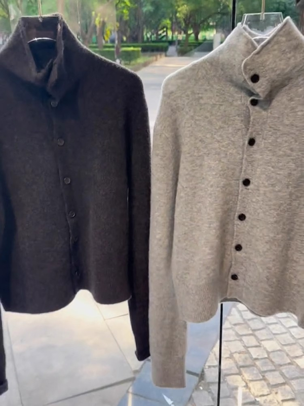 Ženski pleteni kardigan s visokim ovratnikom, kopčanje u jednom redu s više kopči, slobodan kroj, dugi rukavi, srednja gustoća, viskozno-nylon smjesa