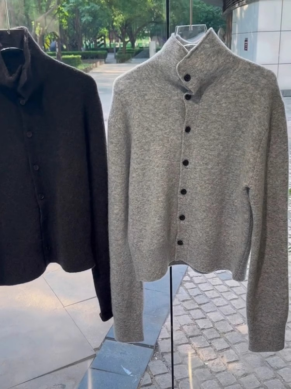Ženski pleteni kardigan s visokim ovratnikom, kopčanje u jednom redu s više kopči, slobodan kroj, dugi rukavi, srednja gustoća, viskozno-nylon smjesa