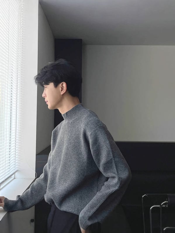 Svetar u korejskom stilu s pola visokim ovratnikom, uski kroj, glavna tkanina 97% poliester.