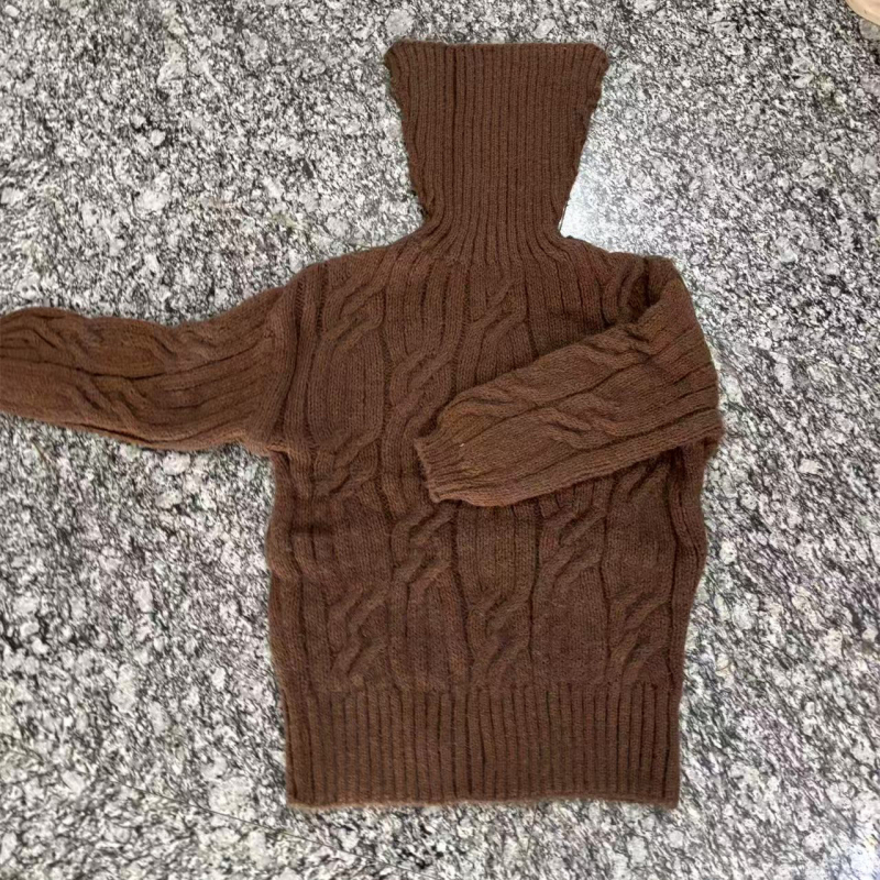 Pulover s lažnim norkinim krznom, mješavina poliestera i akrila, ovratnik jedne linije, dugi rukavi