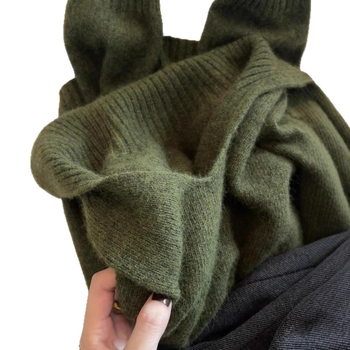 Pulover tricotat cu glugă și guler polo, croială lejeră, mâneci lungi, din poliester.