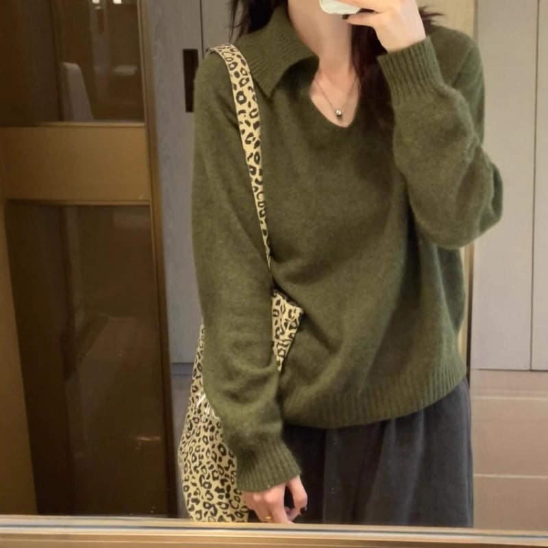 Pulover tricotat cu glugă și guler polo, croială lejeră, mâneci lungi, din poliester.