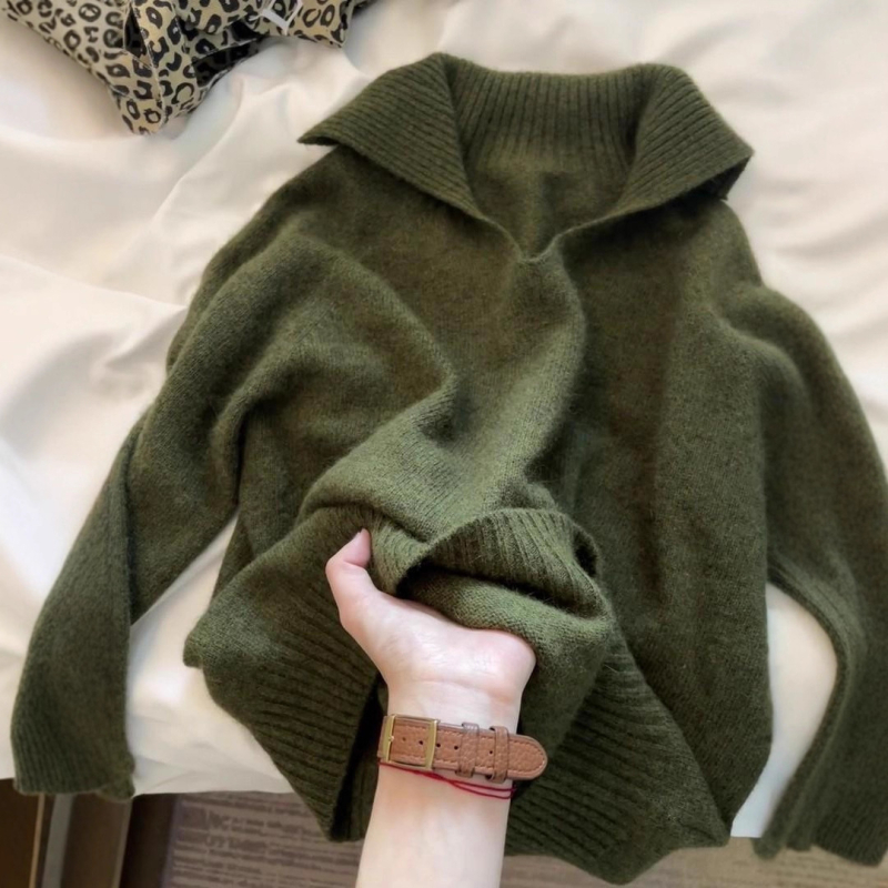 Pulover tricotat cu glugă și guler polo, croială lejeră, mâneci lungi, din poliester.