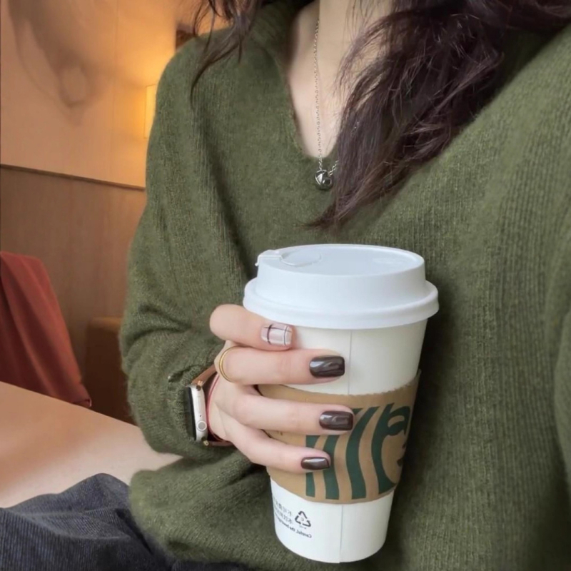 Pulover tricotat cu glugă și guler polo, croială lejeră, mâneci lungi, din poliester.