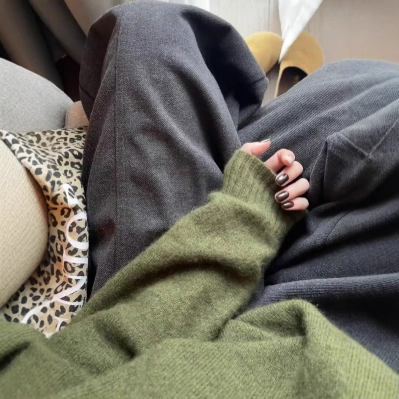 Pulover tricotat cu glugă și guler polo, croială lejeră, mâneci lungi, din poliester.