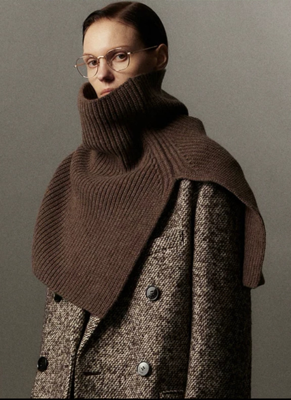 Pulover od ultra-fine merino vune, visok ovratnik, otvor, s kapuljom, slobodan kroj, kratka duljina