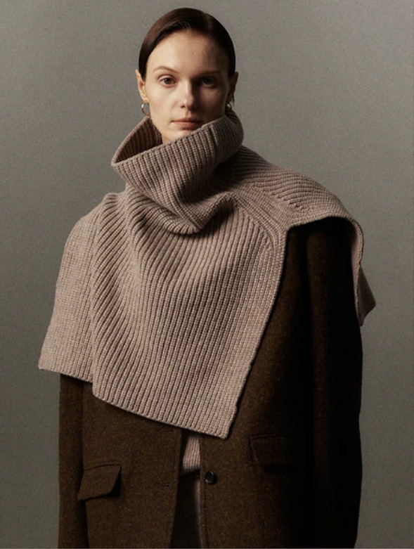 Pulover od ultra-fine merino vune, visok ovratnik, otvor, s kapuljom, slobodan kroj, kratka duljina