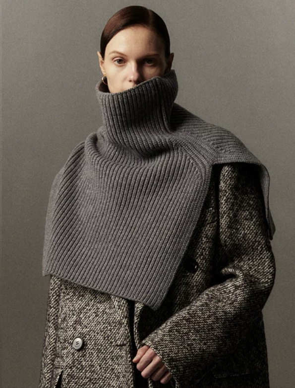 Pulover od ultra-fine merino vune, visok ovratnik, otvor, s kapuljom, slobodan kroj, kratka duljina