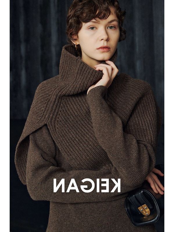 Pulover od ultra-fine merino vune, visok ovratnik, otvor, s kapuljom, slobodan kroj, kratka duljina