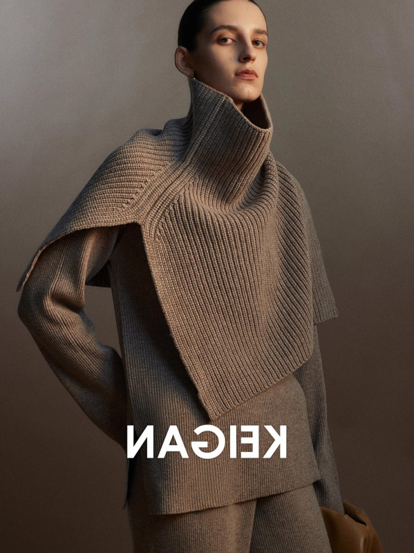 Pulover od ultra-fine merino vune, visok ovratnik, otvor, s kapuljom, slobodan kroj, kratka duljina