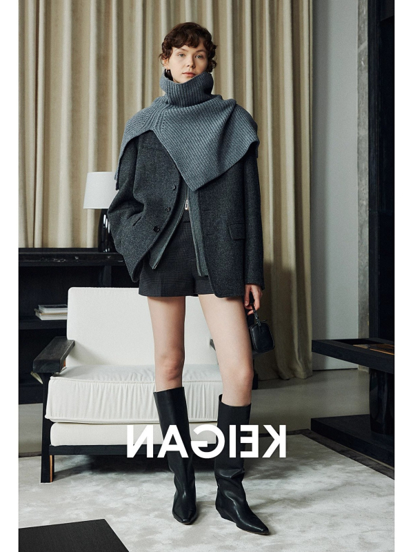 Pulover od ultra-fine merino vune, visok ovratnik, otvor, s kapuljom, slobodan kroj, kratka duljina