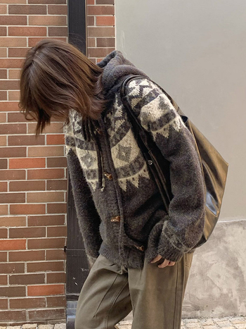 Kardigan s kapuljačom i jacquard uzorkom – vintage retro stil, geometrijski uzorak, srednja debljina, normalan kroj, za odrasle žene
