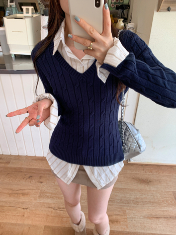 Női V-nyakú kapucnis kötött pulóver, twist kötés mintázattal, slim fit, hosszú ujjú, őszi 2025, viszkóz-poliészter keverék.