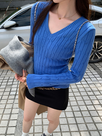 Női V-nyakú kapucnis kötött pulóver, twist kötés mintázattal, slim fit, hosszú ujjú, őszi 2025, viszkóz-poliészter keverék.