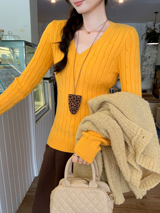 Női V-nyakú kapucnis kötött pulóver, twist kötés mintázattal, slim fit, hosszú ujjú, őszi 2025, viszkóz-poliészter keverék.