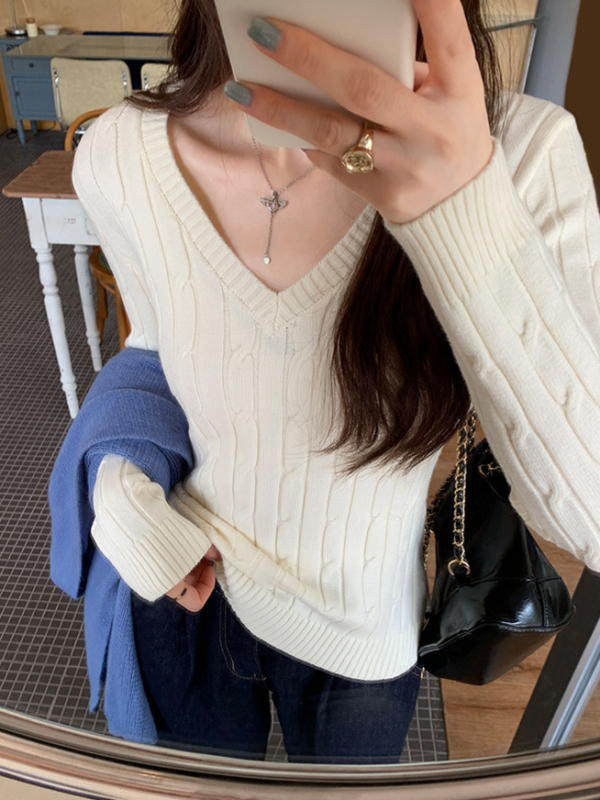 Női V-nyakú kapucnis kötött pulóver, twist kötés mintázattal, slim fit, hosszú ujjú, őszi 2025, viszkóz-poliészter keverék.