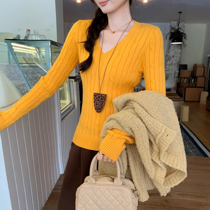 Női V-nyakú kapucnis kötött pulóver, twist kötés mintázattal, slim fit, hosszú ujjú, őszi 2025, viszkóz-poliészter keverék.