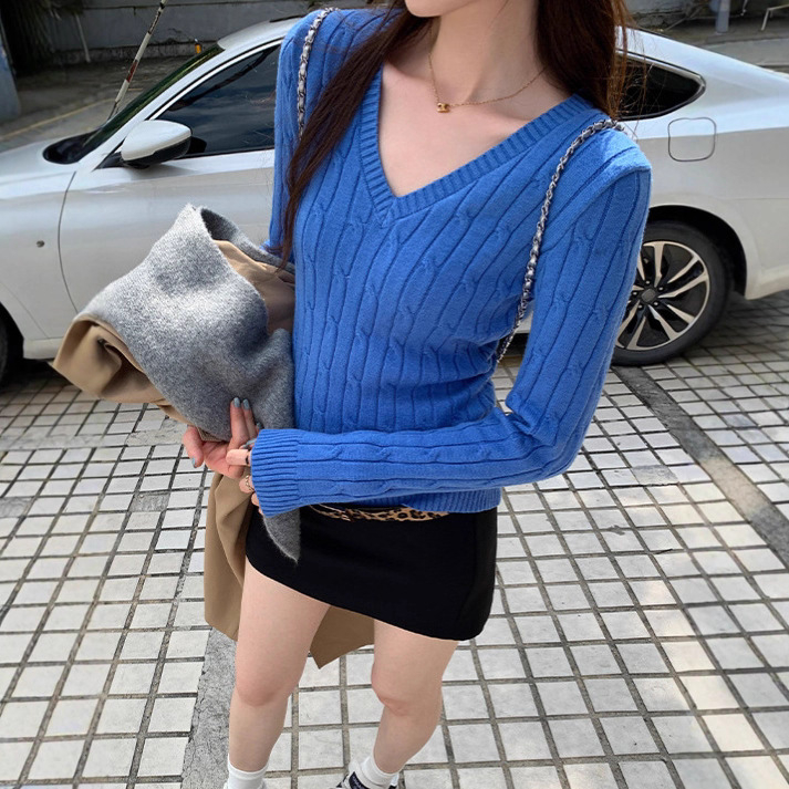 Női V-nyakú kapucnis kötött pulóver, twist kötés mintázattal, slim fit, hosszú ujjú, őszi 2025, viszkóz-poliészter keverék.