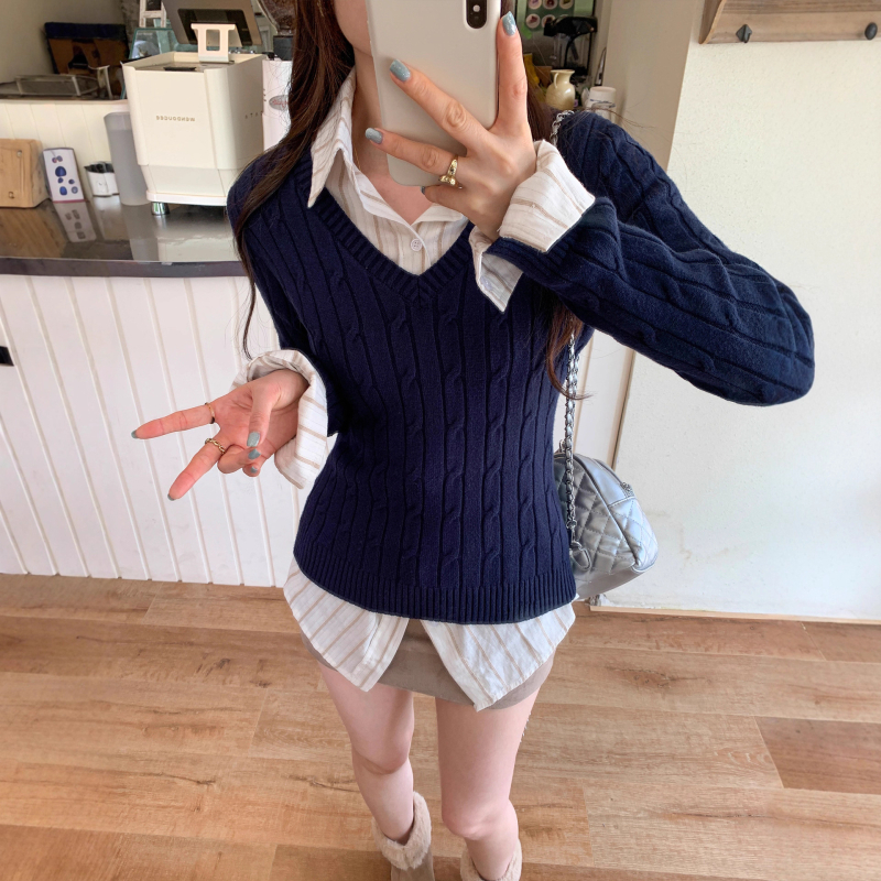 Női V-nyakú kapucnis kötött pulóver, twist kötés mintázattal, slim fit, hosszú ujjú, őszi 2025, viszkóz-poliészter keverék.