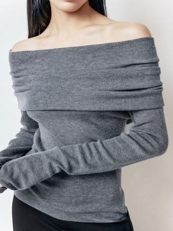 Πλεκτό τοπ με ανοιχτό λαιμό στους ώμους, μαλλί-πολυεστερική σύνθεση (πολυεστέρας 30–50%), εφαρμοστός, μακριά μανίκια, κανονικό μήκος