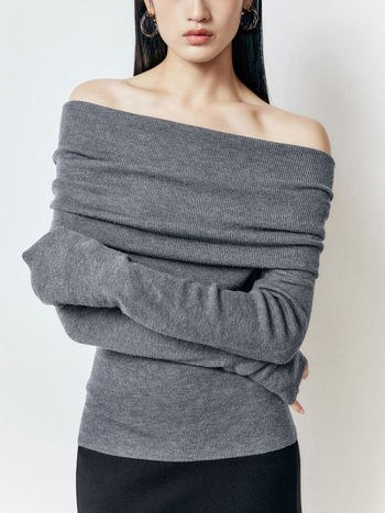 Πλεκτό τοπ με ανοιχτό λαιμό στους ώμους, μαλλί-πολυεστερική σύνθεση (πολυεστέρας 30–50%), εφαρμοστός, μακριά μανίκια, κανονικό μήκος