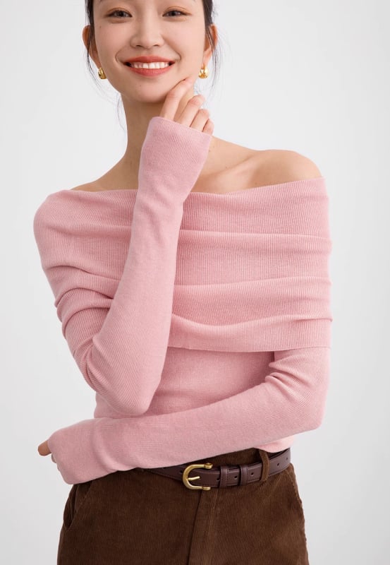 Πλεκτό τοπ με ανοιχτό λαιμό στους ώμους, μαλλί-πολυεστερική σύνθεση (πολυεστέρας 30–50%), εφαρμοστός, μακριά μανίκια, κανονικό μήκος