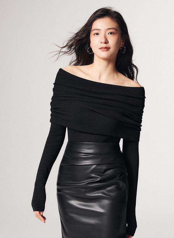 Πλεκτό τοπ με ανοιχτό λαιμό στους ώμους, μαλλί-πολυεστερική σύνθεση (πολυεστέρας 30–50%), εφαρμοστός, μακριά μανίκια, κανονικό μήκος