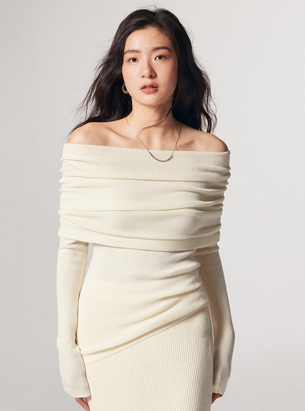 Πλεκτό τοπ με ανοιχτό λαιμό στους ώμους, μαλλί-πολυεστερική σύνθεση (πολυεστέρας 30–50%), εφαρμοστός, μακριά μανίκια, κανονικό μήκος