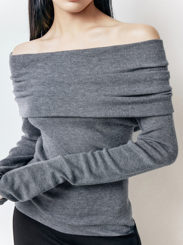 Πλεκτό τοπ με ανοιχτό λαιμό στους ώμους, μαλλί-πολυεστερική σύνθεση (πολυεστέρας 30–50%), εφαρμοστός, μακριά μανίκια, κανονικό μήκος