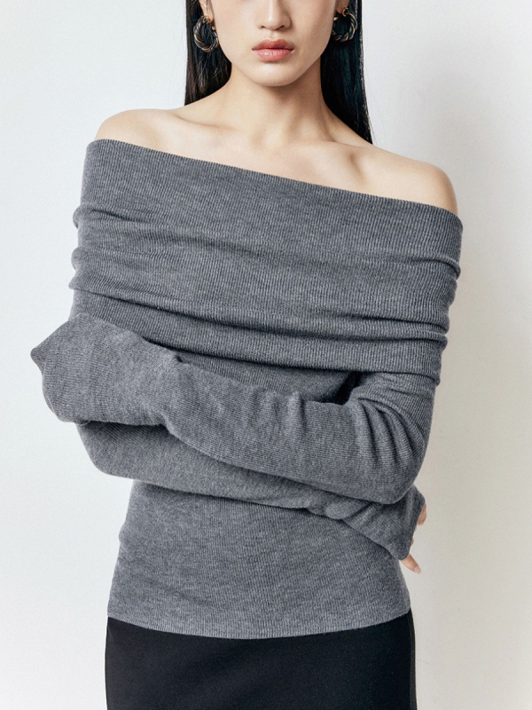 Πλεκτό τοπ με ανοιχτό λαιμό στους ώμους, μαλλί-πολυεστερική σύνθεση (πολυεστέρας 30–50%), εφαρμοστός, μακριά μανίκια, κανονικό μήκος