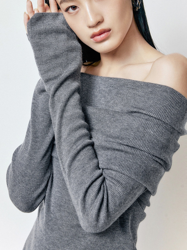 Πλεκτό τοπ με ανοιχτό λαιμό στους ώμους, μαλλί-πολυεστερική σύνθεση (πολυεστέρας 30–50%), εφαρμοστός, μακριά μανίκια, κανονικό μήκος