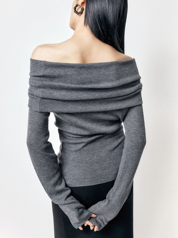 Πλεκτό τοπ με ανοιχτό λαιμό στους ώμους, μαλλί-πολυεστερική σύνθεση (πολυεστέρας 30–50%), εφαρμοστός, μακριά μανίκια, κανονικό μήκος