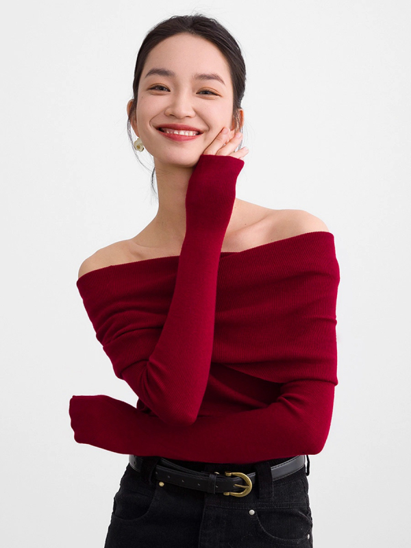 Πλεκτό τοπ με ανοιχτό λαιμό στους ώμους, μαλλί-πολυεστερική σύνθεση (πολυεστέρας 30–50%), εφαρμοστός, μακριά μανίκια, κανονικό μήκος